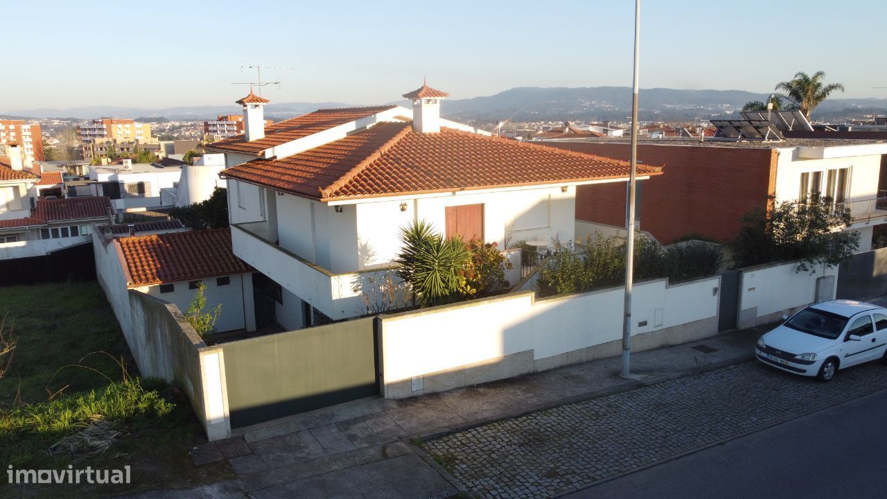 Moradia Individual de apenas 2 pisos, localizada em Vila Boa, Barcelos