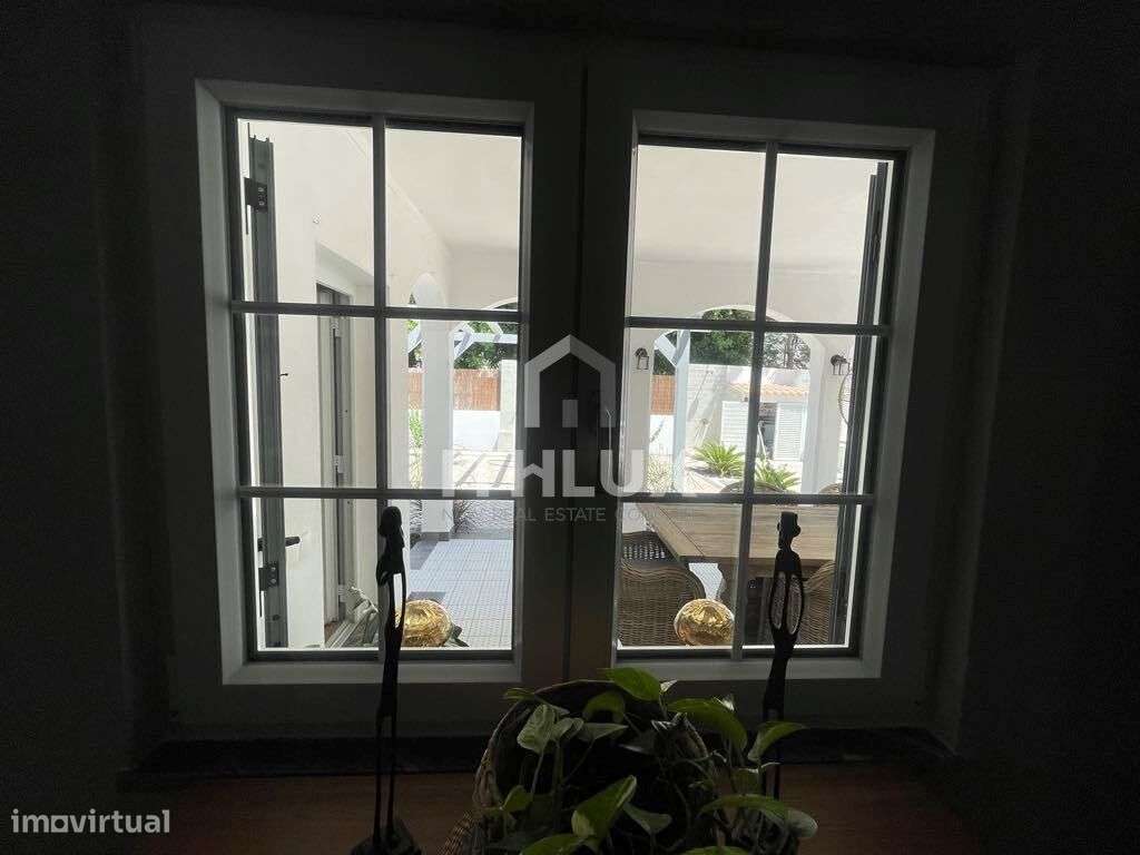 Villa de luxo impecavelmente apresentada com piscina e jardins em Tavi-34