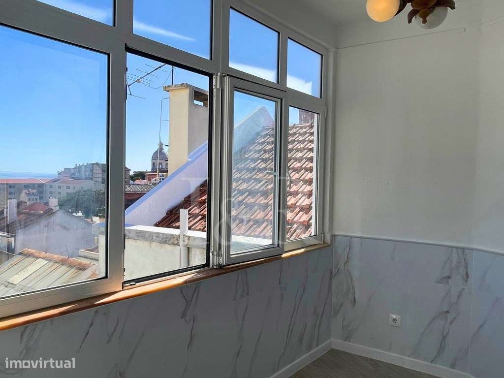 Apartamento T1 renovado com vista rio na Graça, Lisboa-14