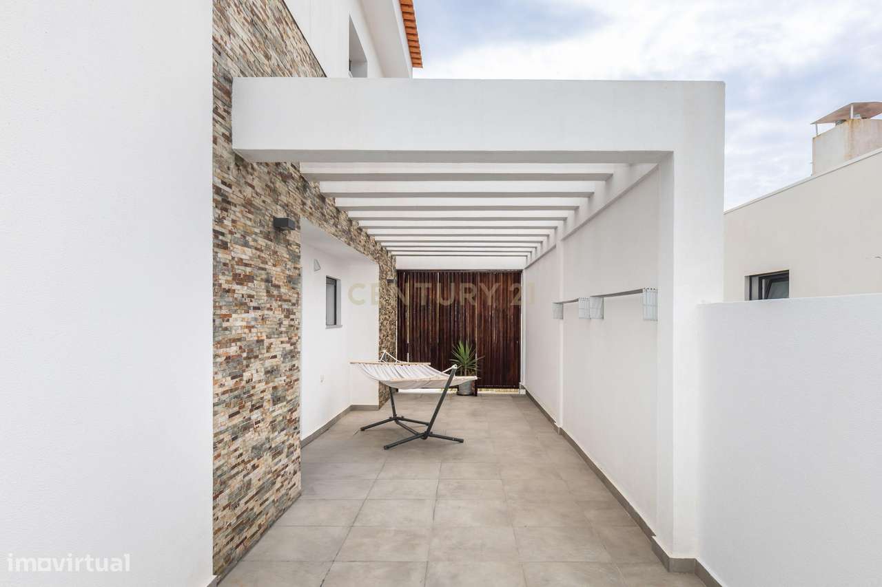 Moradia Isolada T4 de Prestígio – Bairro de São João, Sobreda-9