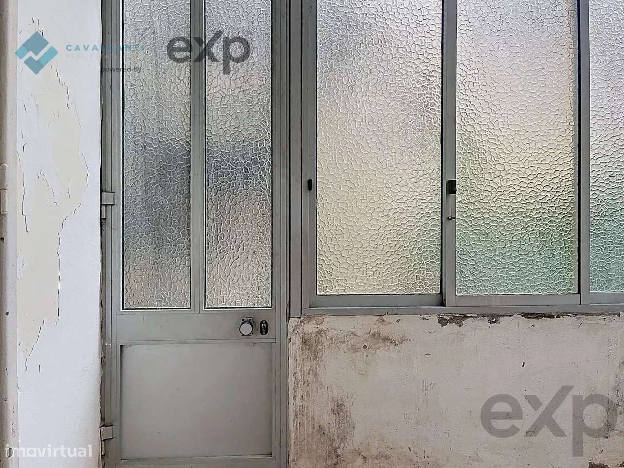 T3 com charme e logradouro Para Remodelar – Lisboa-38