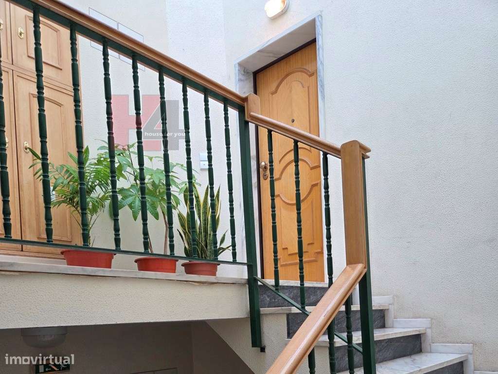 T2 com box e ótima localização na Amadora-25