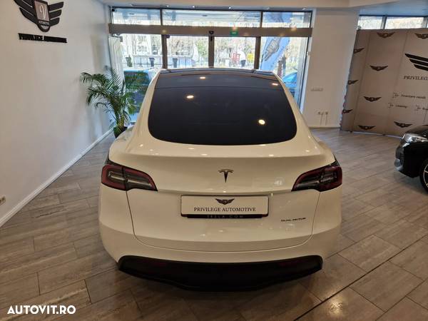 Tesla Model Y - 12