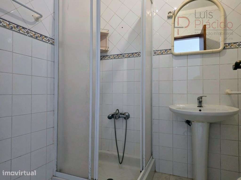 Moradia com 5 Quartos c/ Garagem + Anexo T1-40