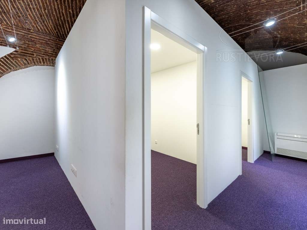 Espaço Comercial, R/chão duas salas wc, tudo como novo - Grande imagem: 2/15