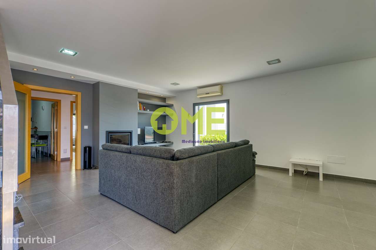 Moradia T4 com piscina e jardim em Ourém-4