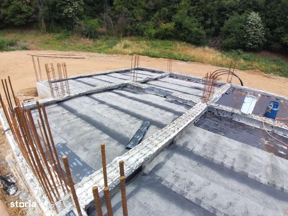 Vanzare – parcela teren 6,47 ari, intravilan cu fundatie - Imagine principală: 2/3