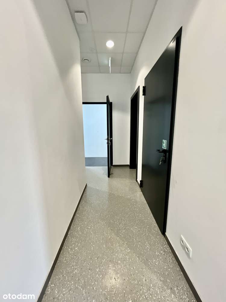 Budynek biurowo-magazynowy z miejscami parkingowymi-12