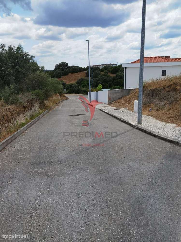 Terreno urbano com área total de 651,78m2 na localidade de Alcanena - Grande imagem: 2/12