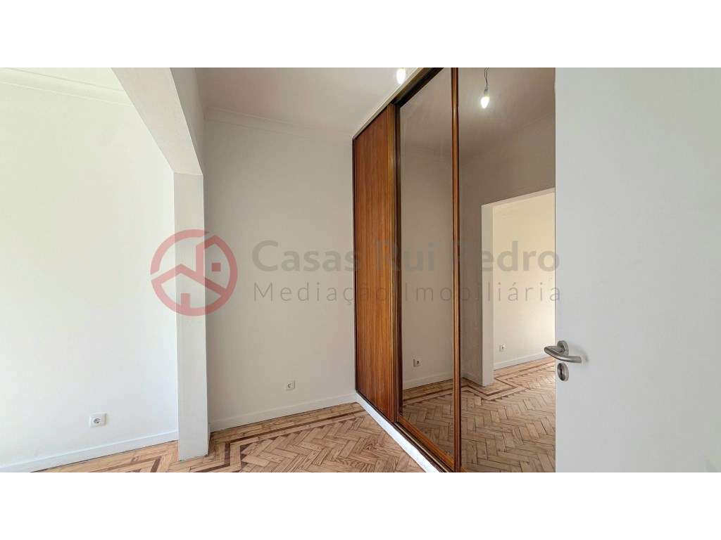 Apartamento T2 remodelado em Foros de Amora-19