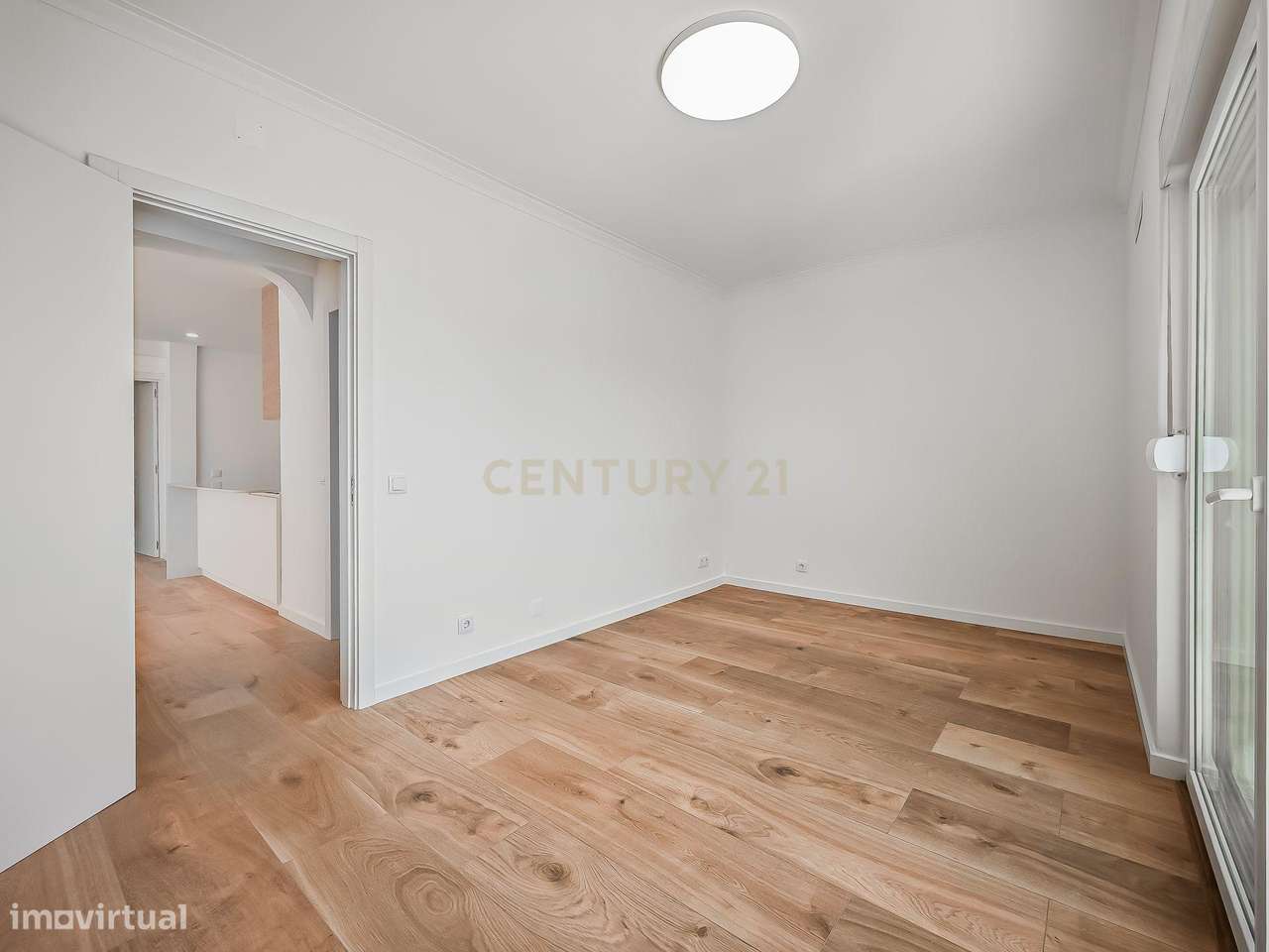 Viver no Estoril: T2 Renovado com Vista Mar, a 5 min a pé da Praia e d-19