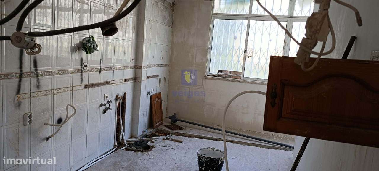 Oportunidade T2 Totalmente Remodelado em Benfica-11