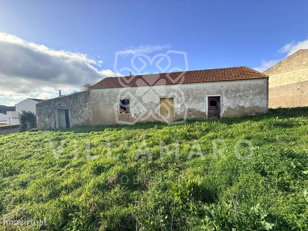 Casa térrea por recuperar com cerca de 168m2 e logradouro com 2500m2.-8