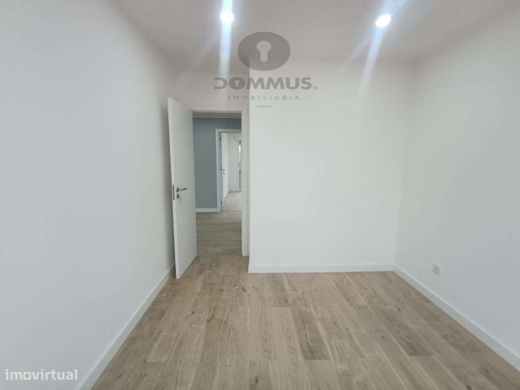 Apartamento T4 Totalmente Remodelado na Damaia-12