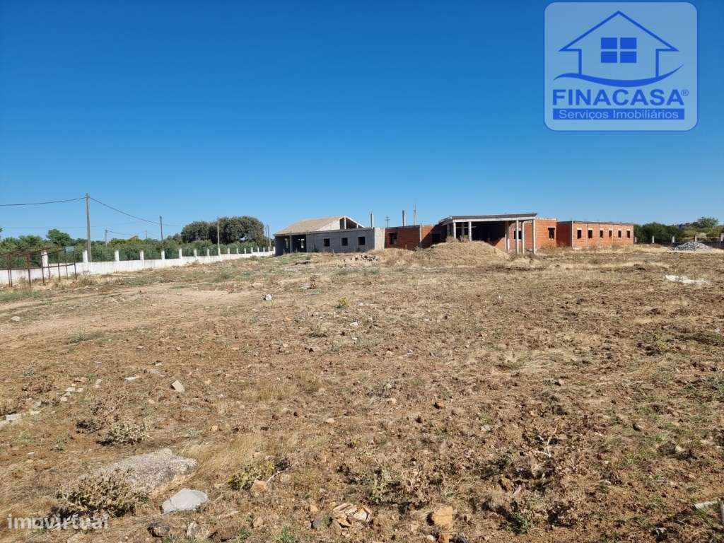 Terreno com moradia situado numa zona sossegada - Brejos(Elvas)-8