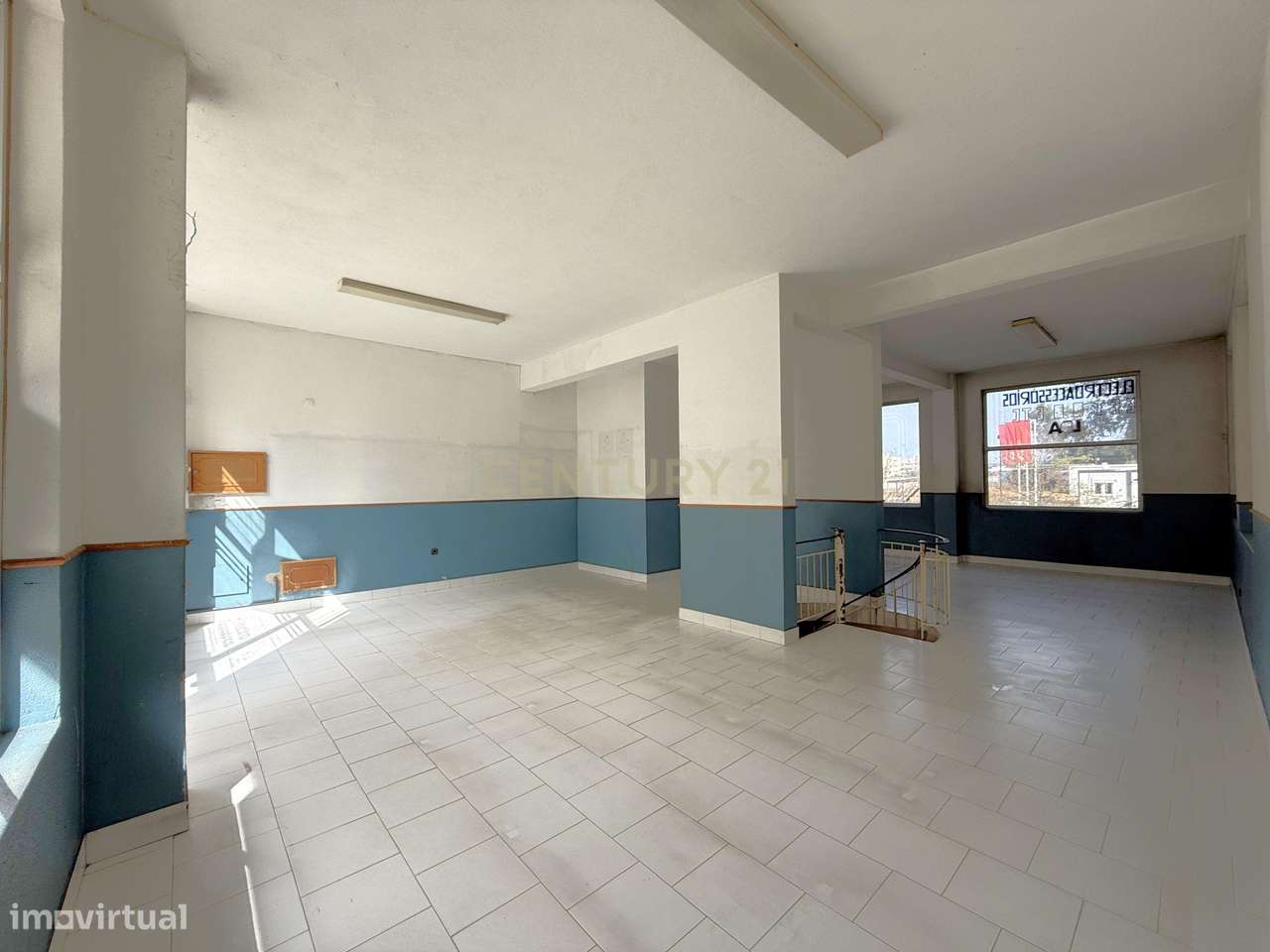 Loja com duas garagens em box - Grande imagem: 3/24