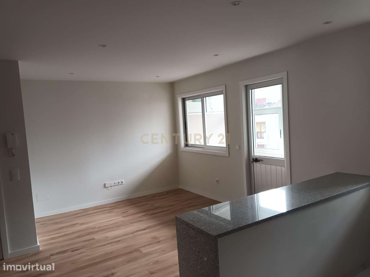 ARRENDA-SE APARTAMENTO T2, zona Faria Guimarães/Marquês– PORTO - Grande imagem: 4/19