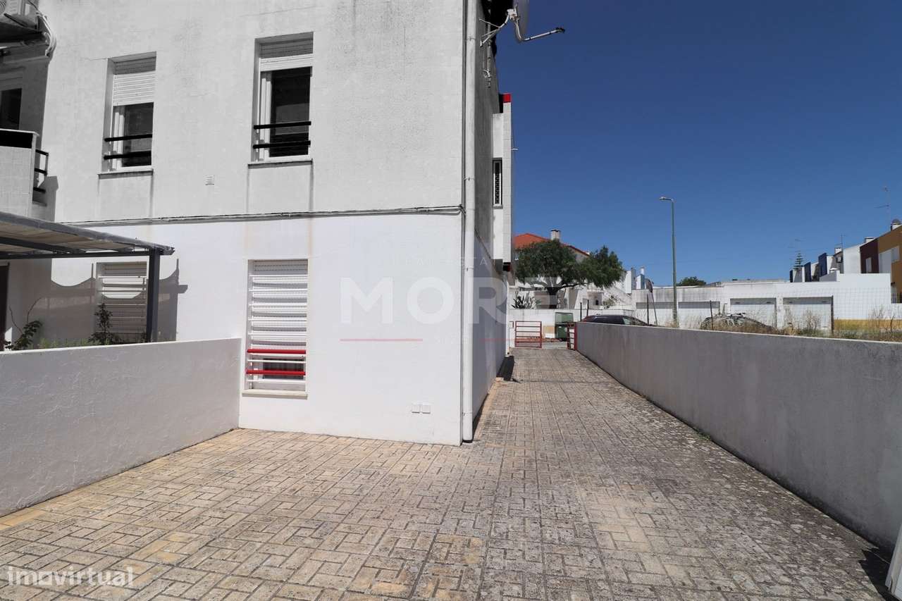 Moradia com quintal e garagem- Bairro do Bacelo - Évora-22