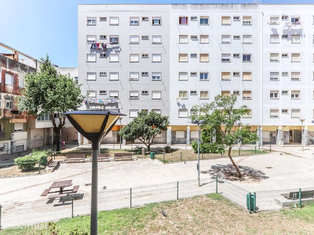 Apartamento T2 + T0 próximo a estação CP do Cacém-4