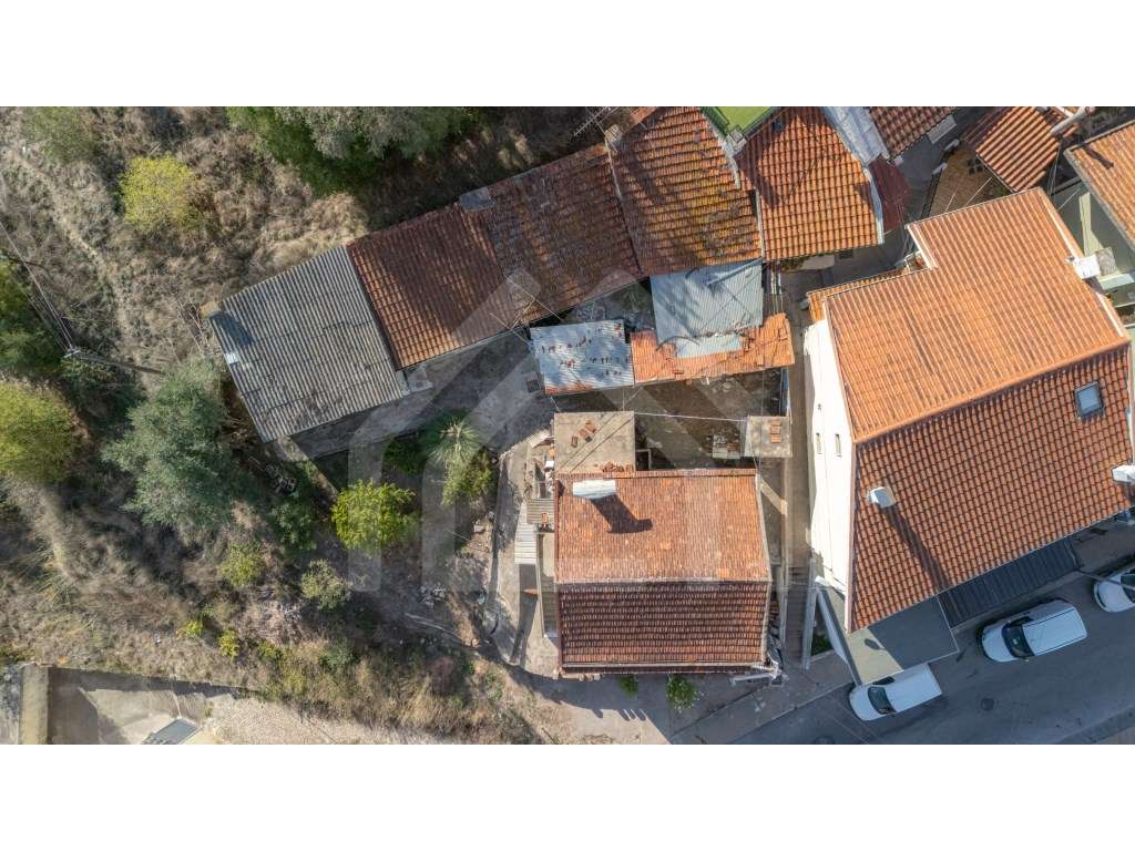 Conjunto de 3 moradias para reabilitação | Pedrulha-5