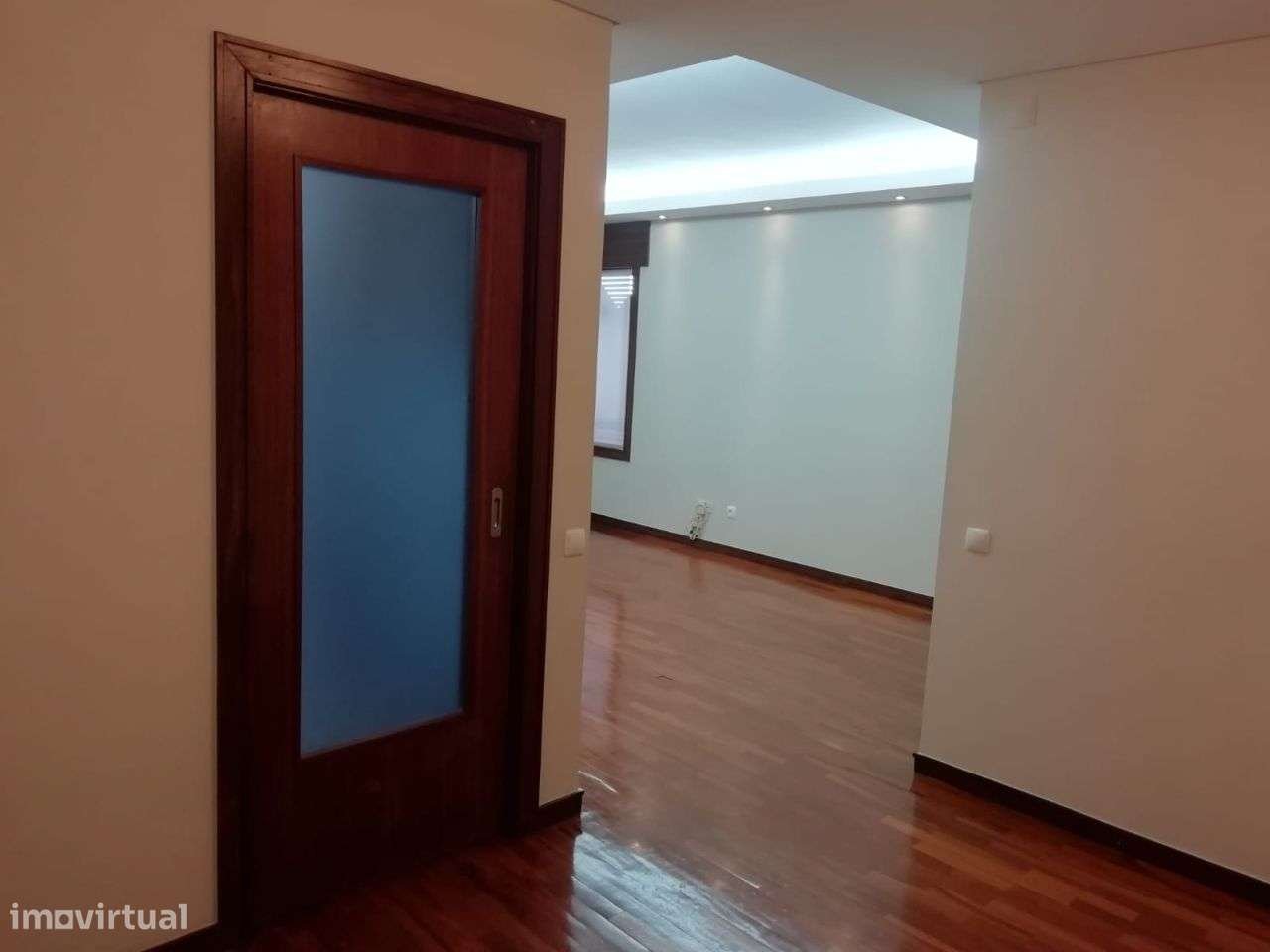 For rent/Arrendo T2 - Frente /In front of high school Almeida Garrett - Grande imagem: 3/14