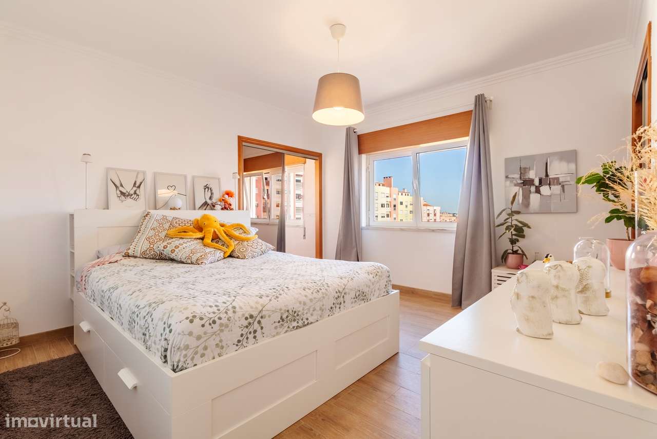 Apartamento T3 convertido em T2 c/ 2 Salas, Semi Remodelado em São Mar-27