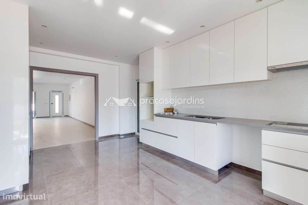 Moradia T3 com jardim, varanda e garagem-5