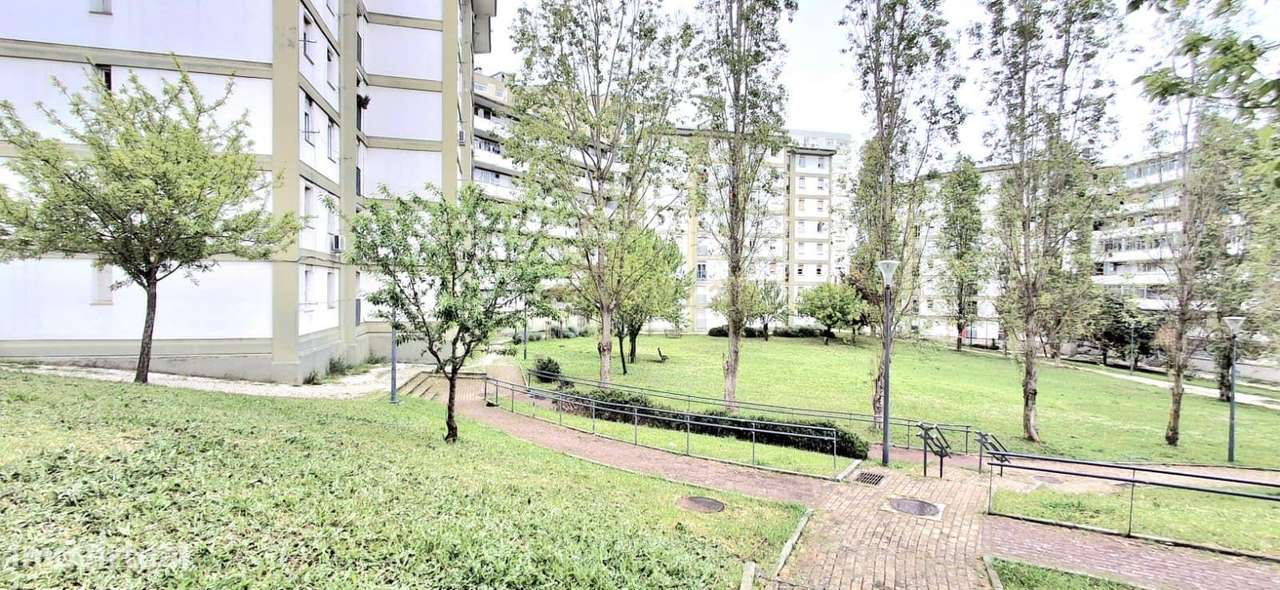 Apartamento T3 na Rua Tomás Alcaide-16