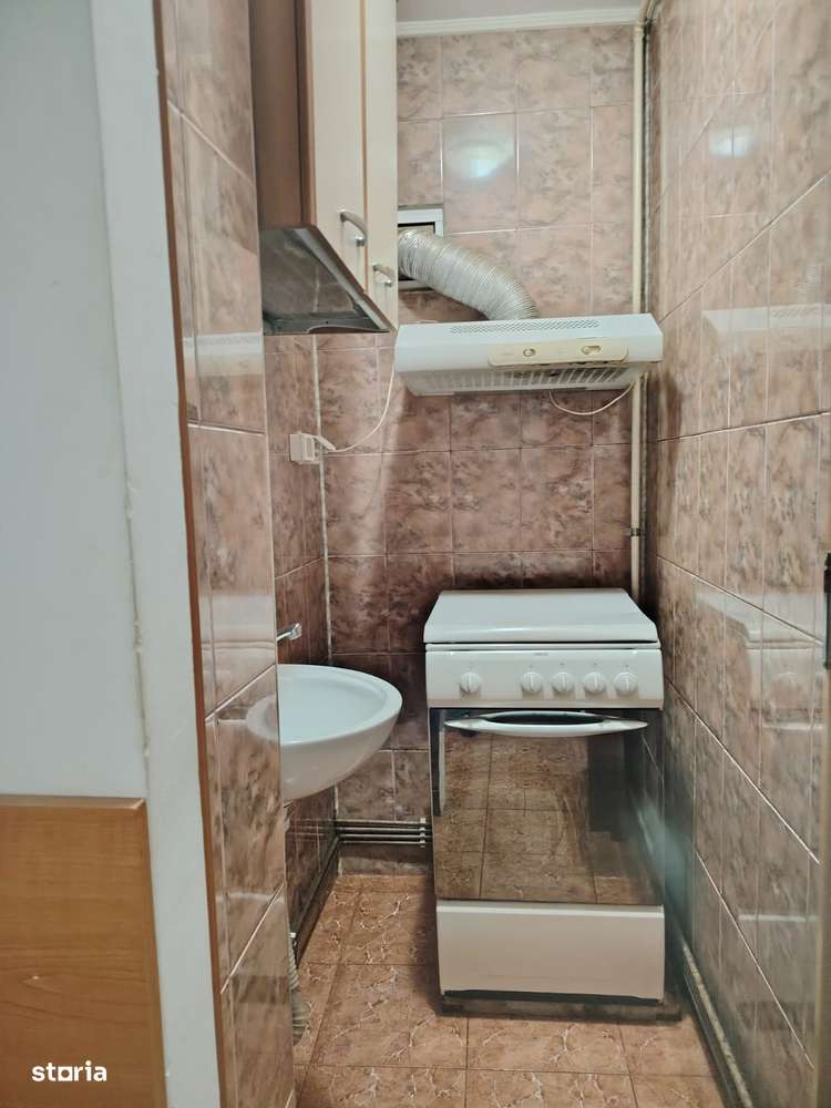 Vând garsoniera Mioveni-Robea, etaj 3,mobilată, 43mp-7