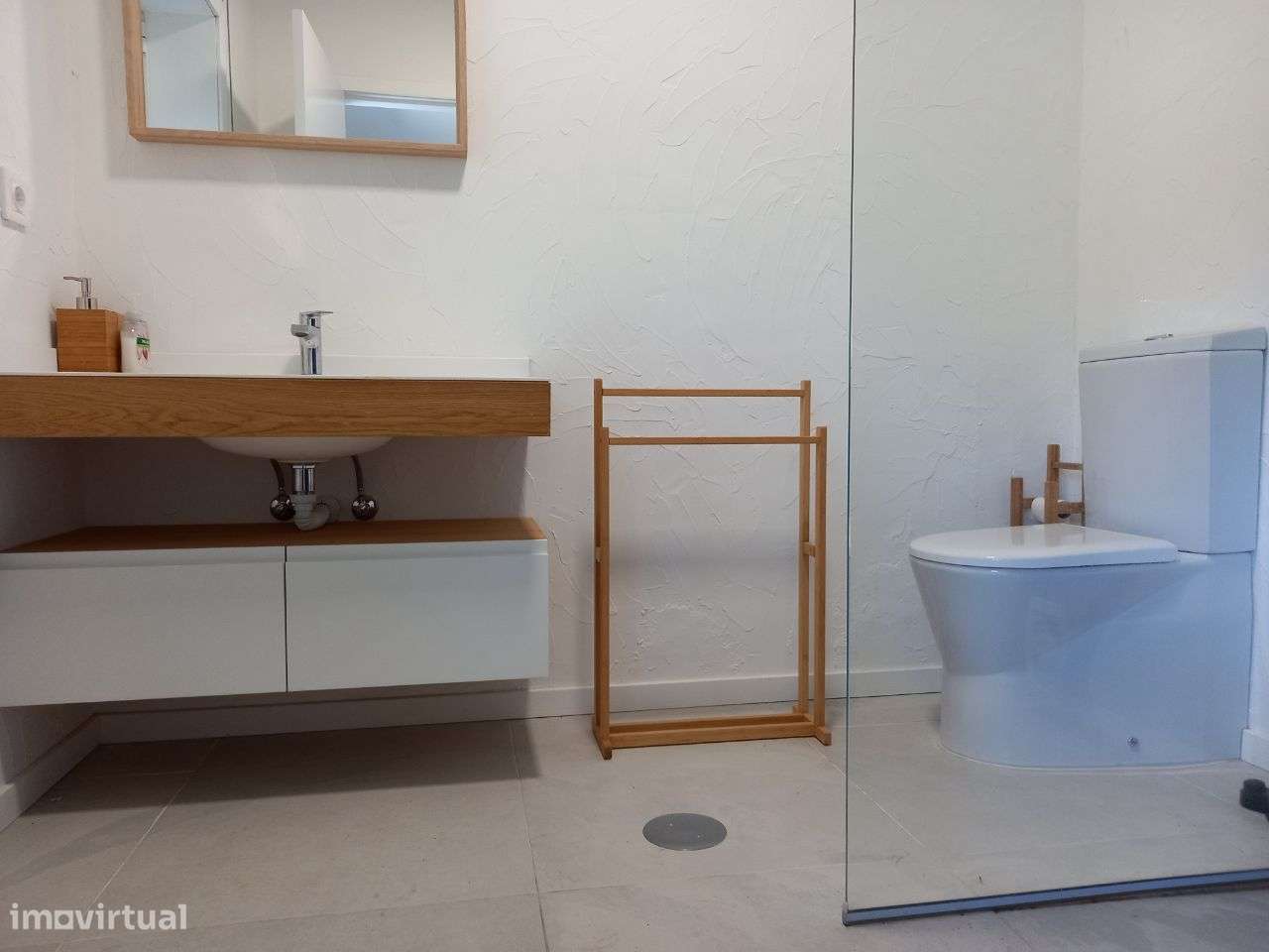 Moradia com 4 suítes, piscina e casa de hóspedes-11