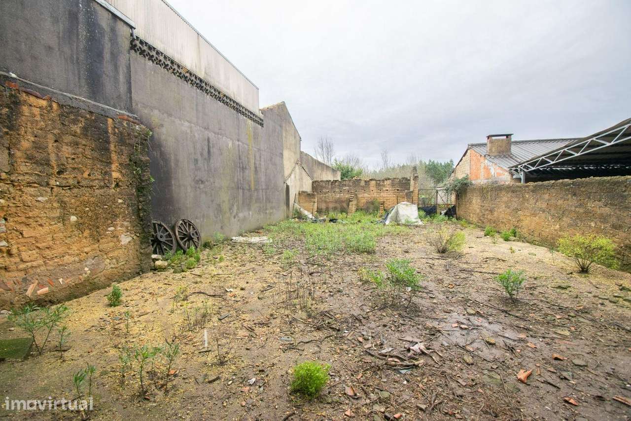Moradia para remodelar em Pedreira de Vilarinho (Vilarinho do Bairro - - Grande imagem: 5/9