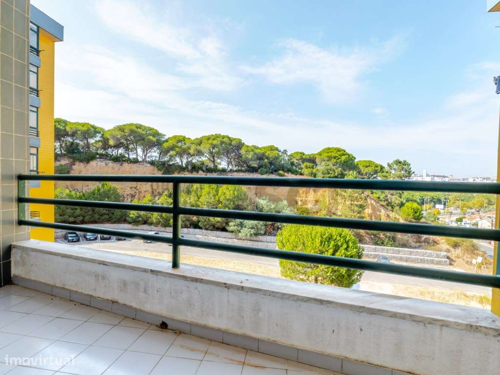 Apartamento T3 Parque da Paz Almada Arrecadação e Varandas-2