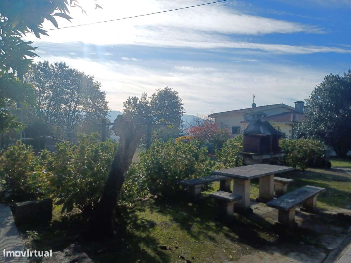 Mor.INDIVIDUAL  2300m2 de terreno + artigo urbano (Tipo T0)  em Lago-38