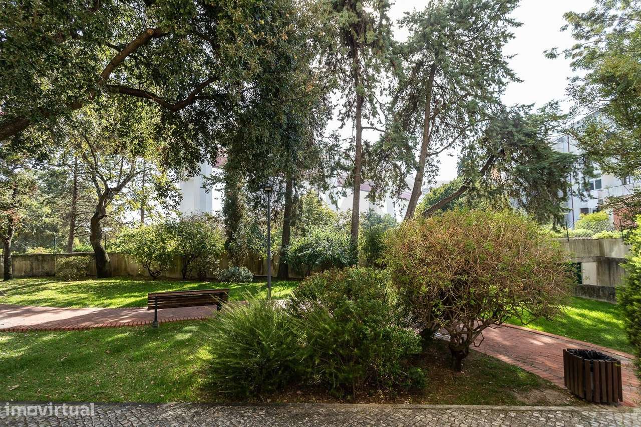 Alcântara | T1 em Condomínio Privado com Piscina, Estacionamento e Seg-3