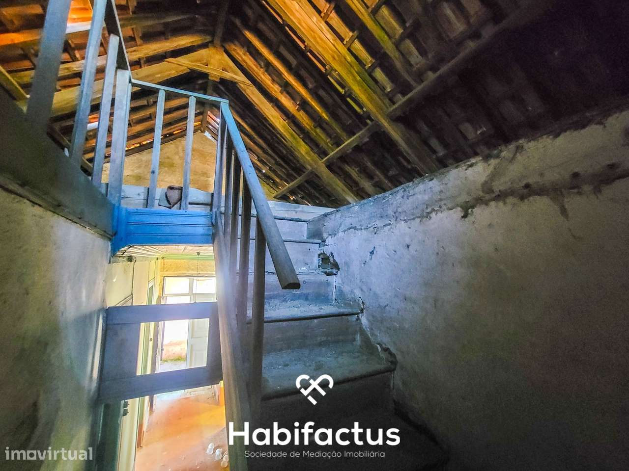 Moradia Isolada T3, para reconstrução com terraço e terreno de 1.828 m-22