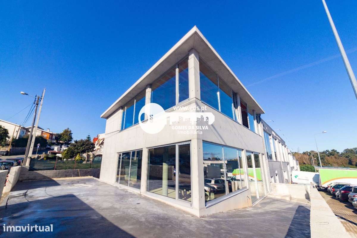 Pavilhão/ Armazém novo com 365m2 próximo da entrada da AE-8