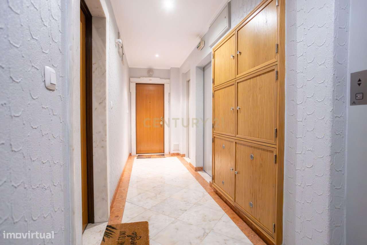 Apartamento T2 na Ribeirada com Garagem e Arrecadação-5