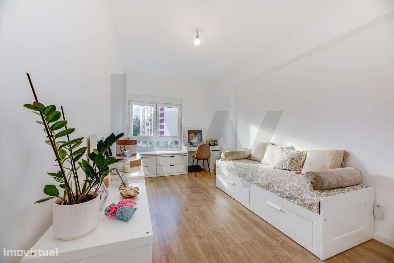 Apartamento T2 totalmente renovado com Suite, Varanda e Arrecadação na-11