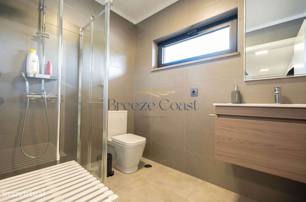 Moradia T4 de Arquitetura Distinta e Elegância Intemporal-21