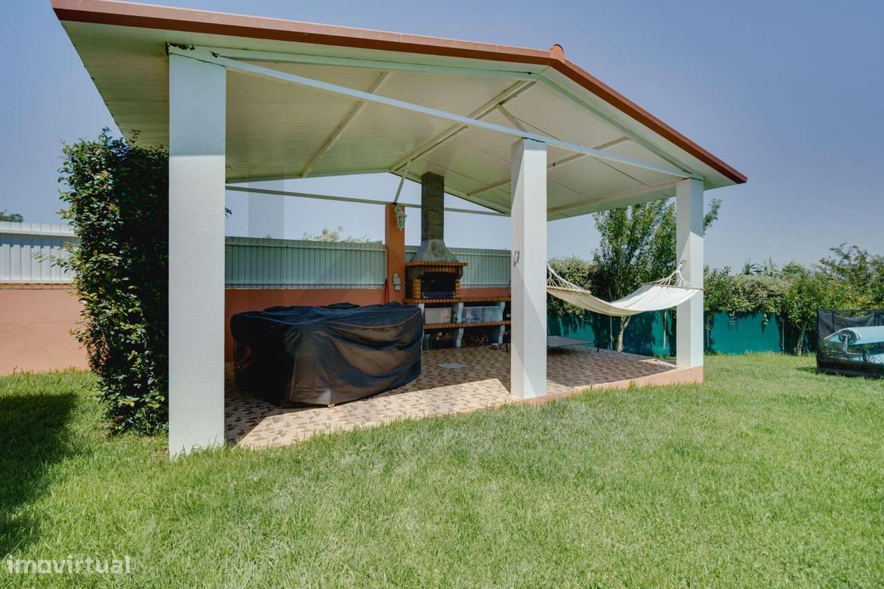 Fabulosa Moradia T4 com Piscina e Espaço Exterior-43