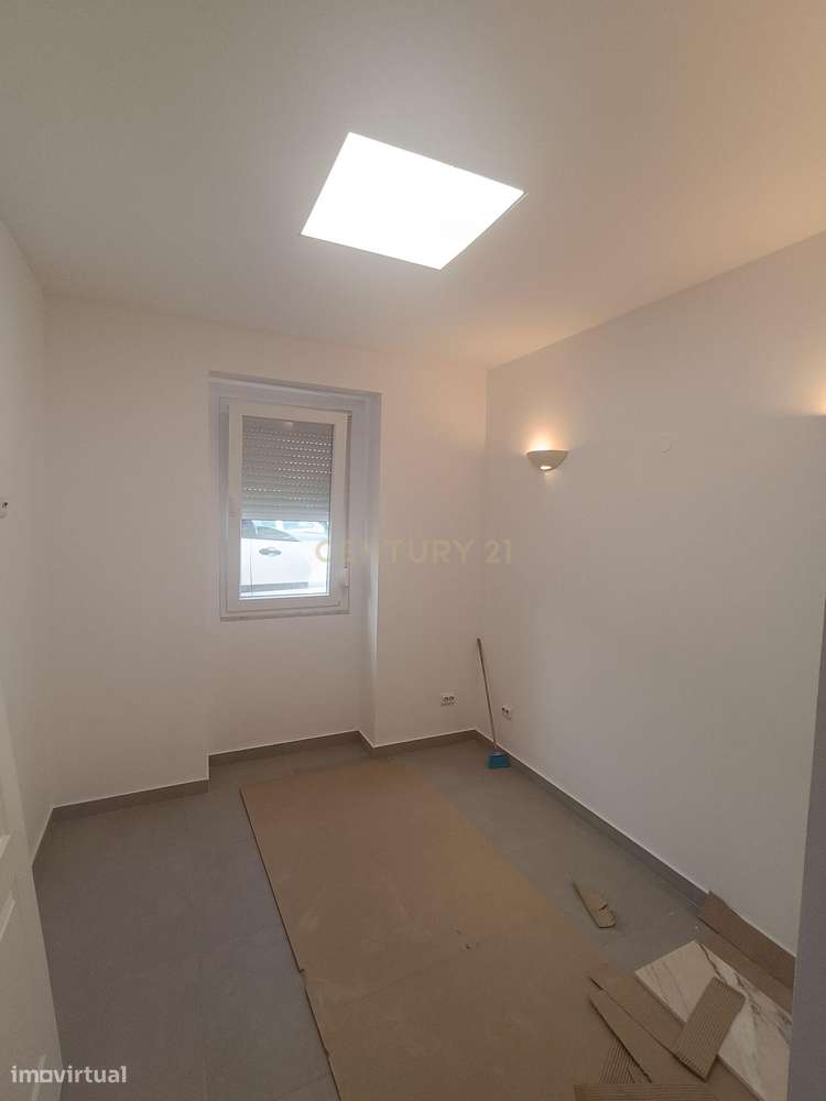 Prédio - Vila Irene - Sacavém - 12 Apartamentos - Grande imagem: 5/31