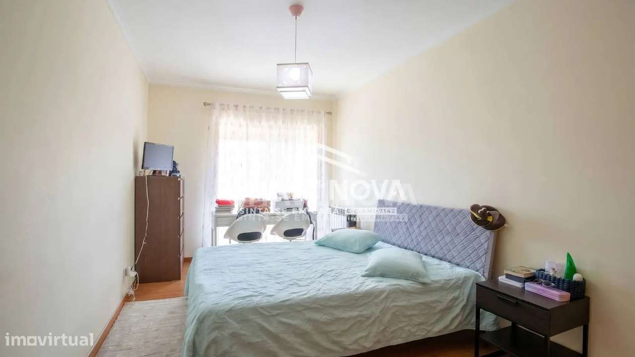 Apartamento T2, em Pedroso, com duas varandas, garagem e arrumos-22