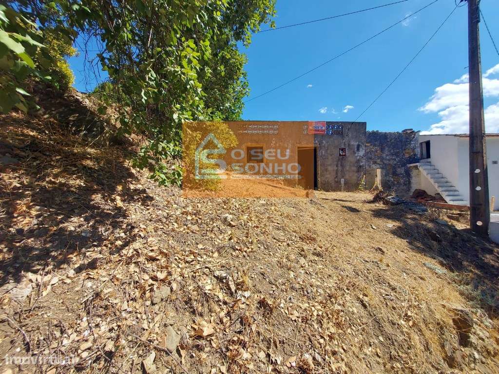 Moradia T2 com Projeto Aprovado com Piscina na Serra-10