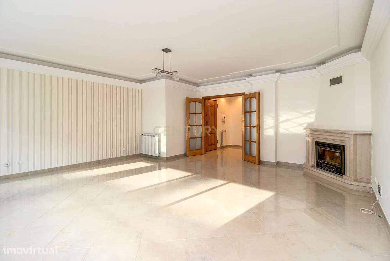 Apartamento T2 com Terraço e Arrecadação para Arrendamento | Alto da M - Grande imagem: 2/23