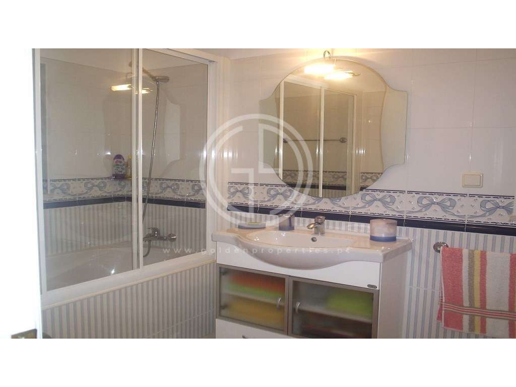 Moradia T4 com piscina localizada numa zona calma entre Loulé e Alm...-11