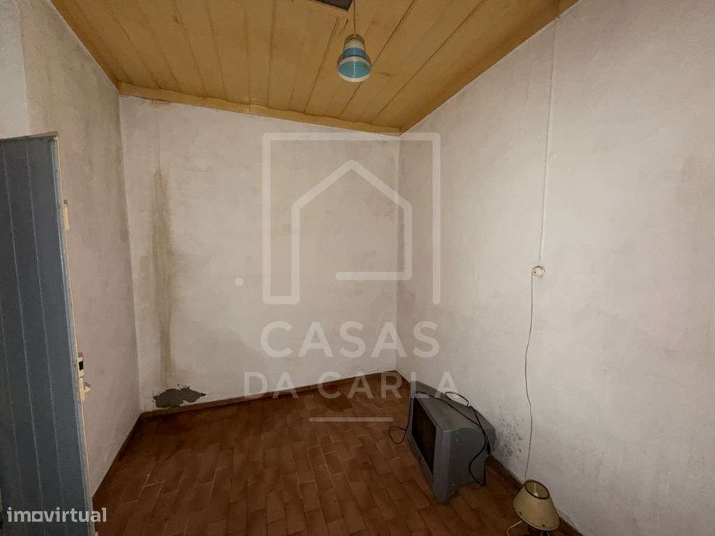 Moradia T4 com quintal e garagem em Cuba para obras-9