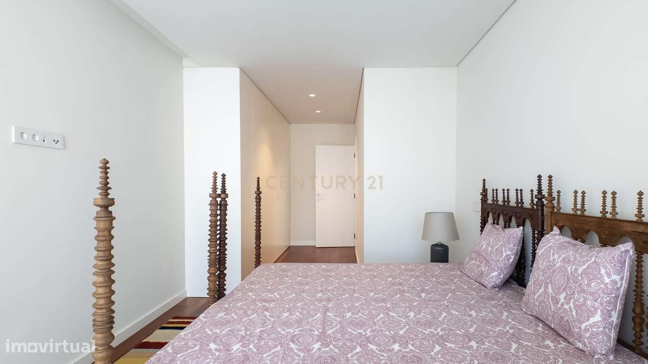 Moradia de Luxo | Construída em 2023 | Design Contemporâneo com Piscin-19