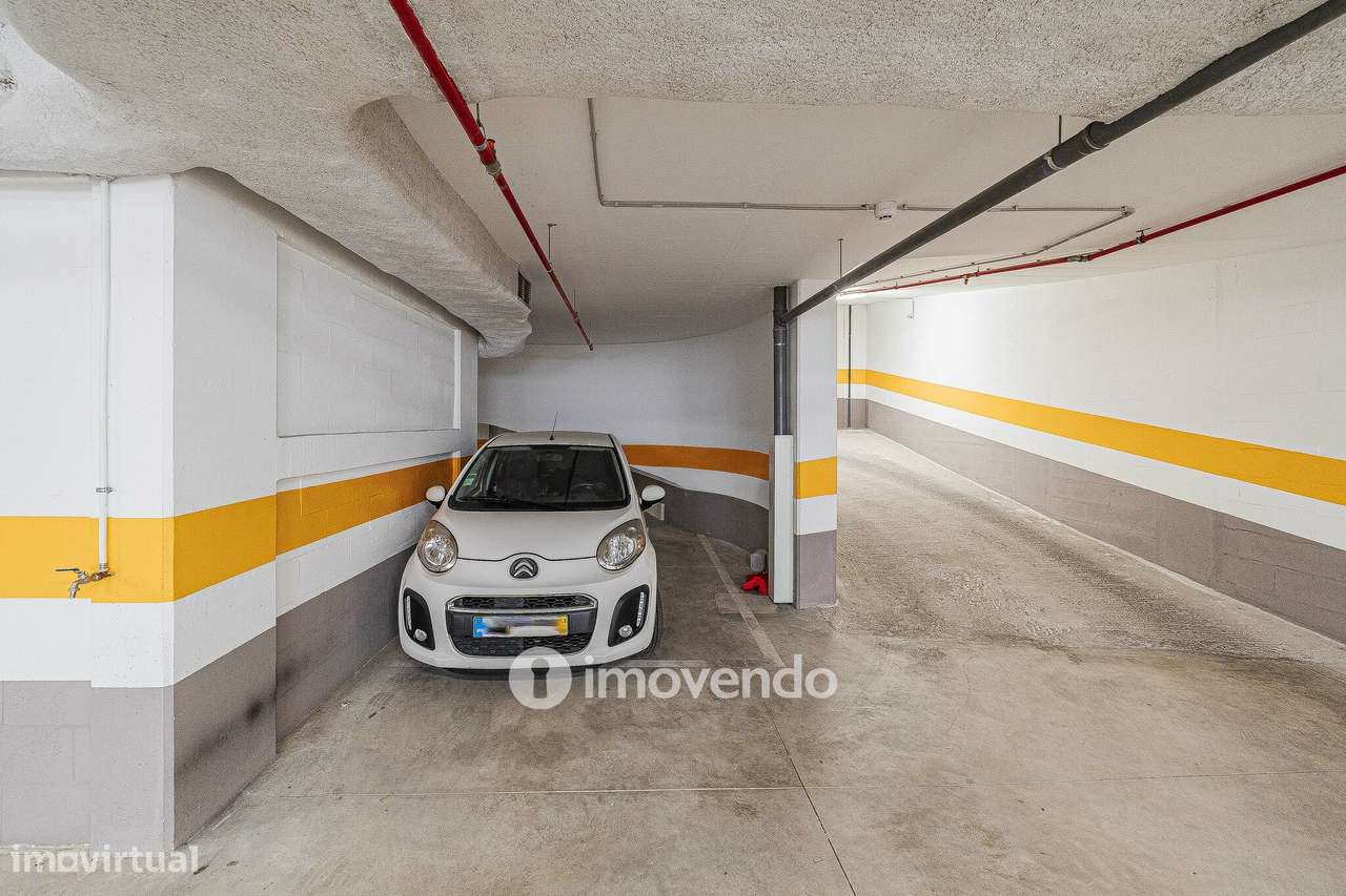 Apartamento T2, com estacionamento e cozinha equipada, na Amadora-43