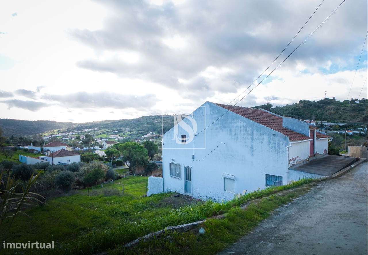 Terreno de 1.320 m² no Calhandriz, na zona da Adanaia  com ribeiro e b-27