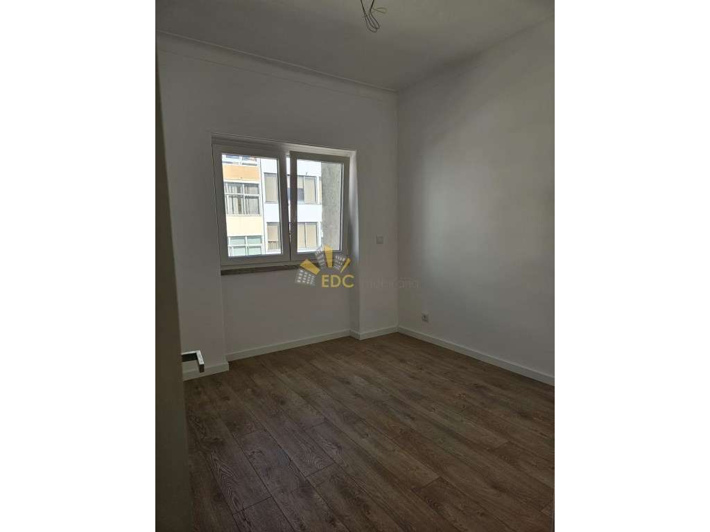 Apartamento T2 Remodelado | Localizado em Almada | Não perca a opor...-7